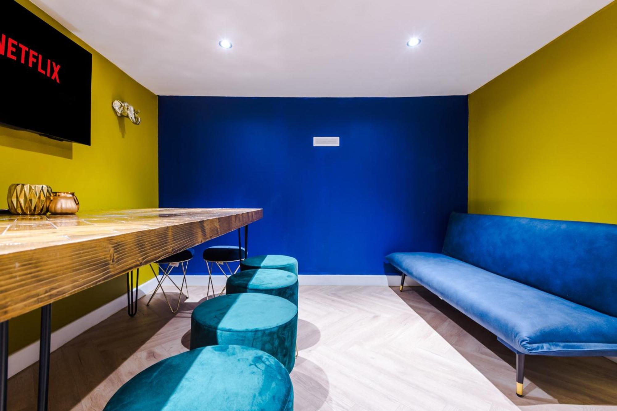 Rest&recharge At A Luxury Retreat In - Sleeps 11, 5 Bedrooms, 3 Bathrooms, Free Parking *