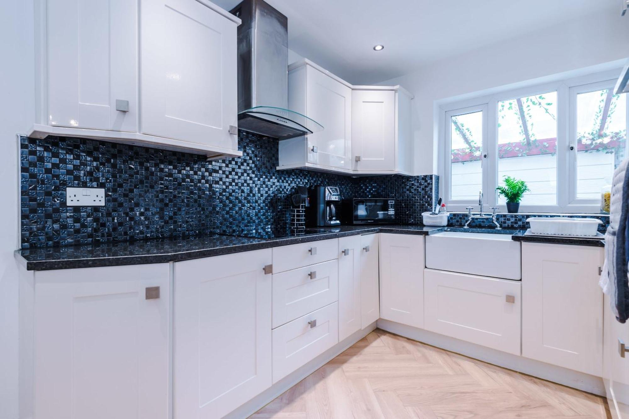 Rest&recharge At A Luxury Retreat In - Sleeps 11, 5 Bedrooms, 3 Bathrooms, Free Parking Holiday home