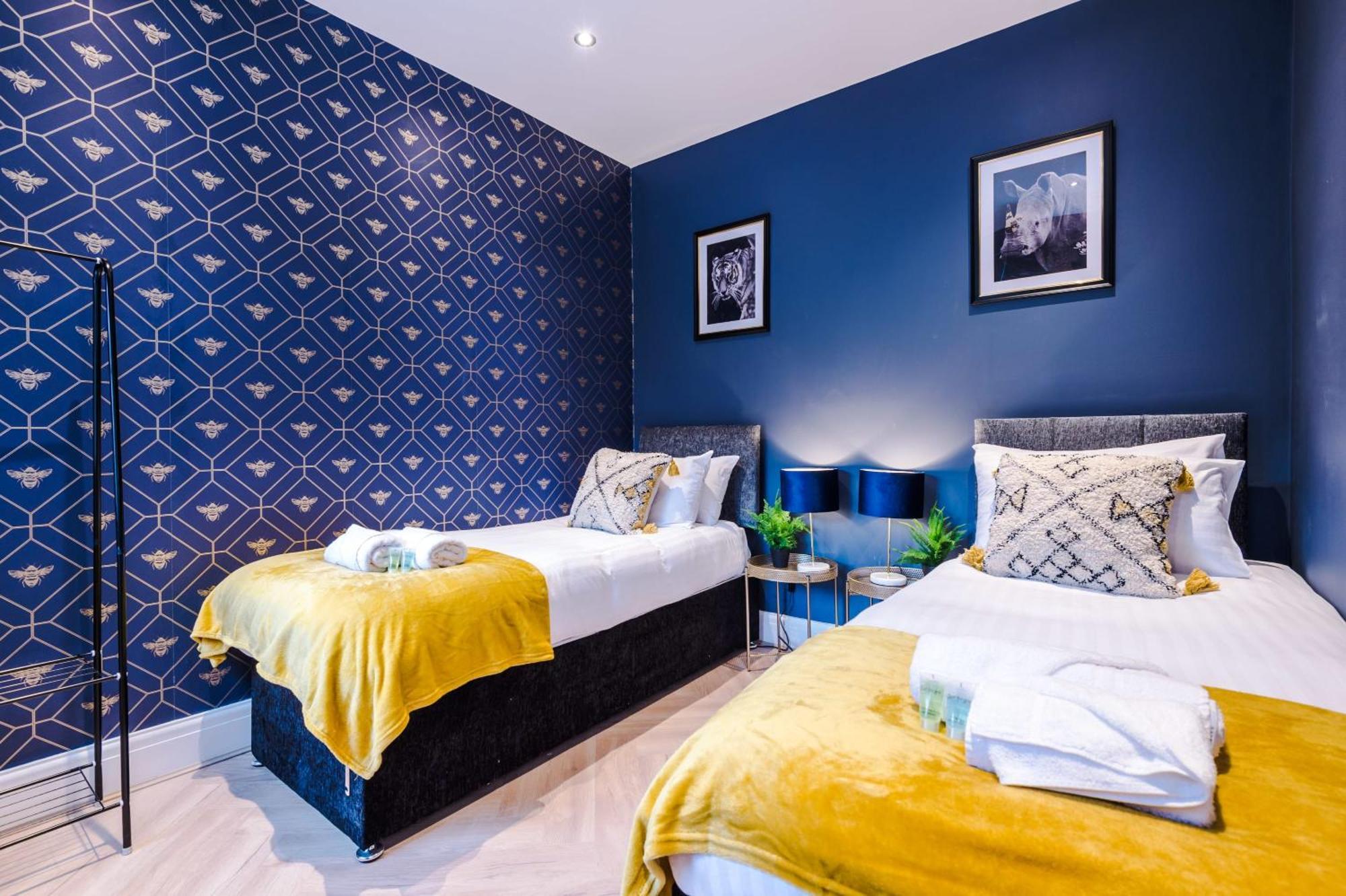 Rest&recharge At A Luxury Retreat In - Sleeps 11, 5 Bedrooms, 3 Bathrooms, Free Parking Holiday home