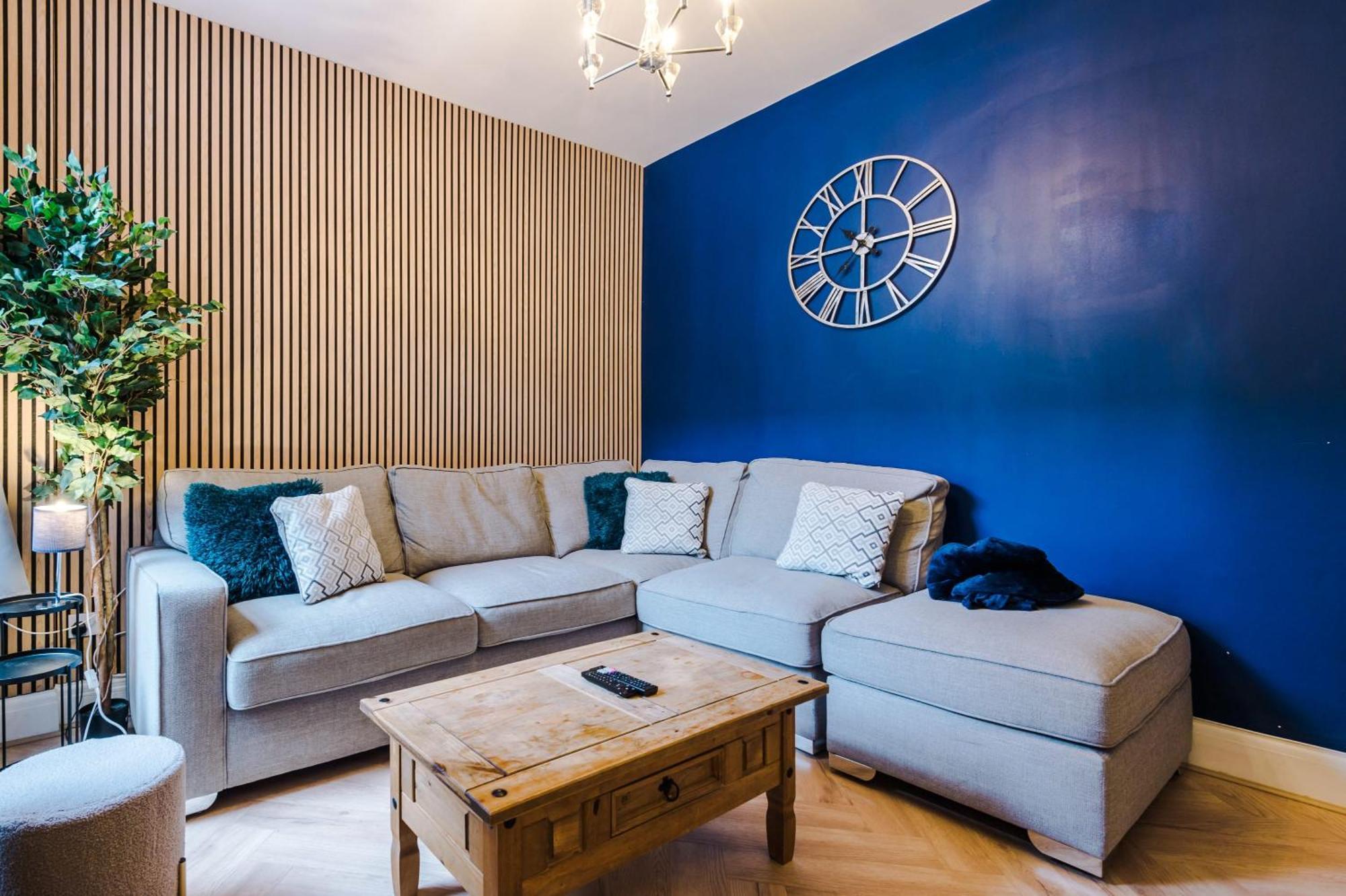 Rest&recharge At A Luxury Retreat In - Sleeps 11, 5 Bedrooms, 3 Bathrooms, Free Parking *