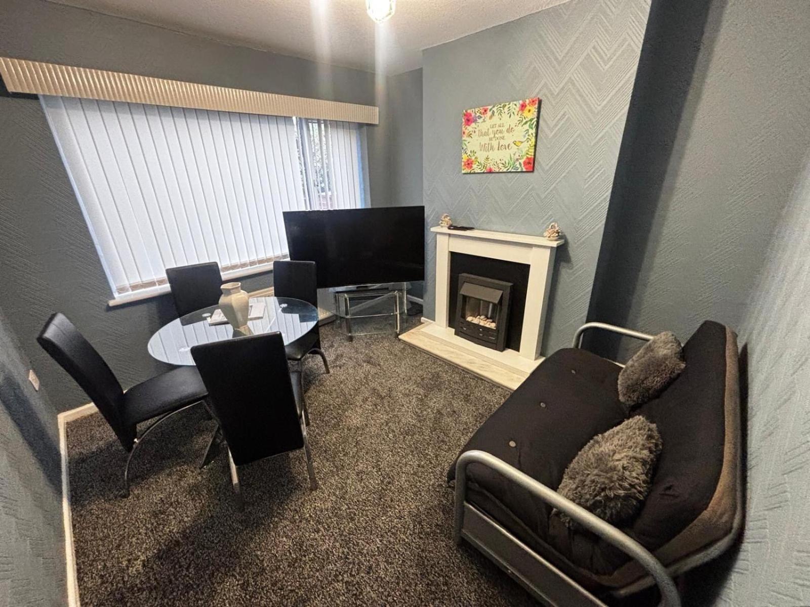 Holiday home Housesleeps9-fireplace-garden-bbq-tv Manchester