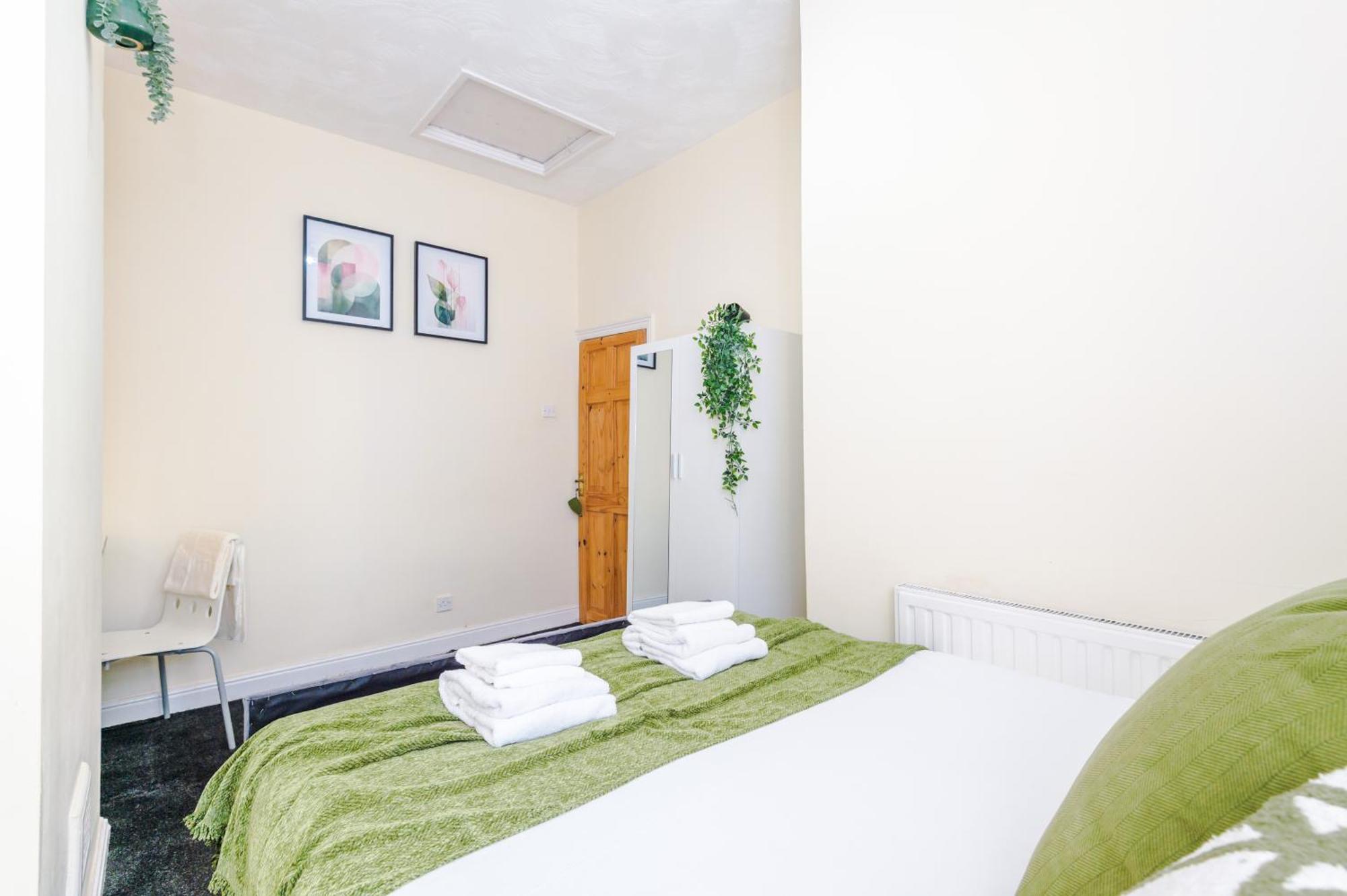 Cosy & Stylish 3-bedroom Near Etihad Stadium & Coop Live Arena, Perfect For 8 Guests * Manchester