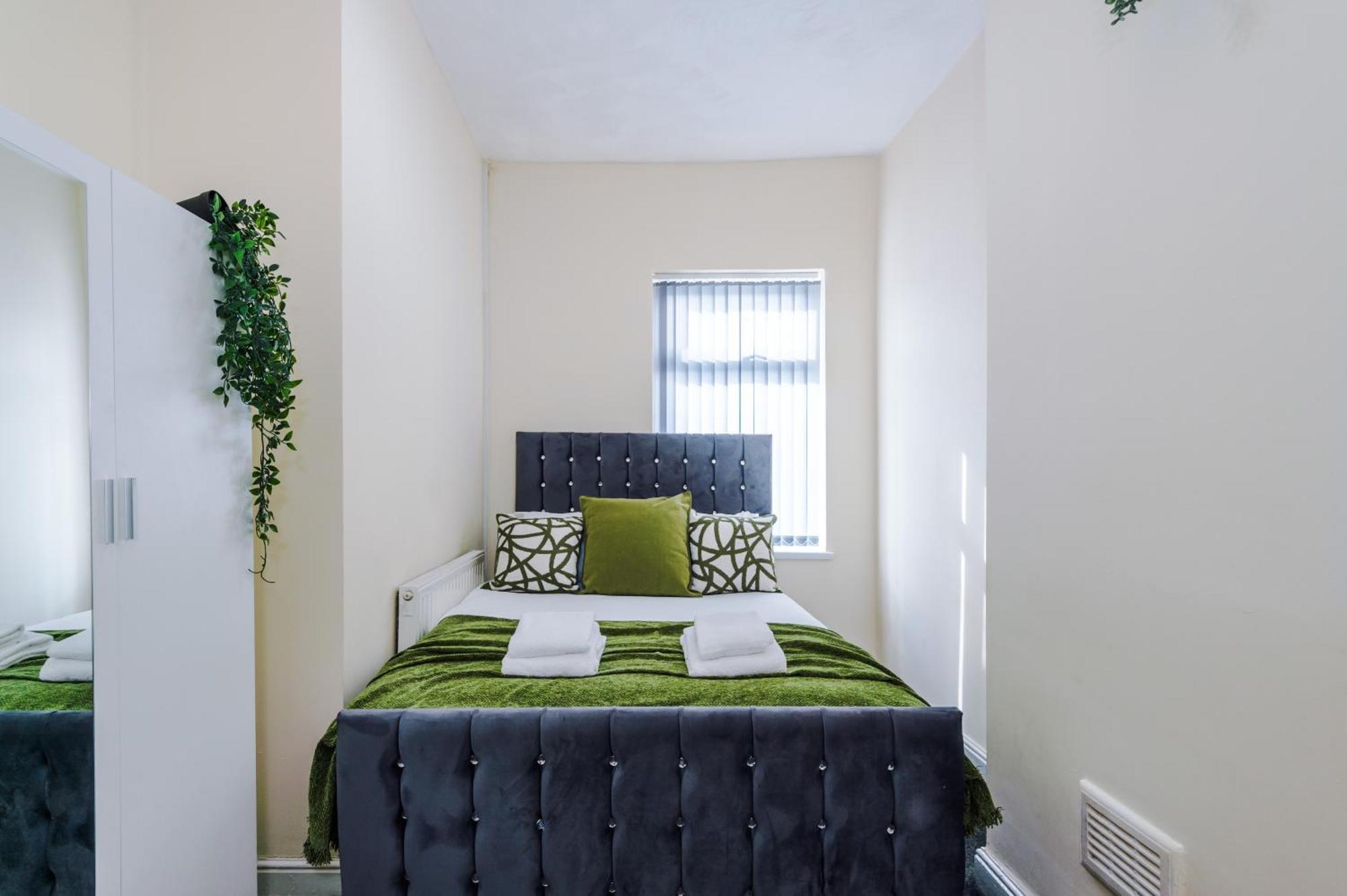 Holiday home Cosy & Stylish 3-bedroom Near Etihad Stadium & Coop Live Arena, Perfect For 8 Guests