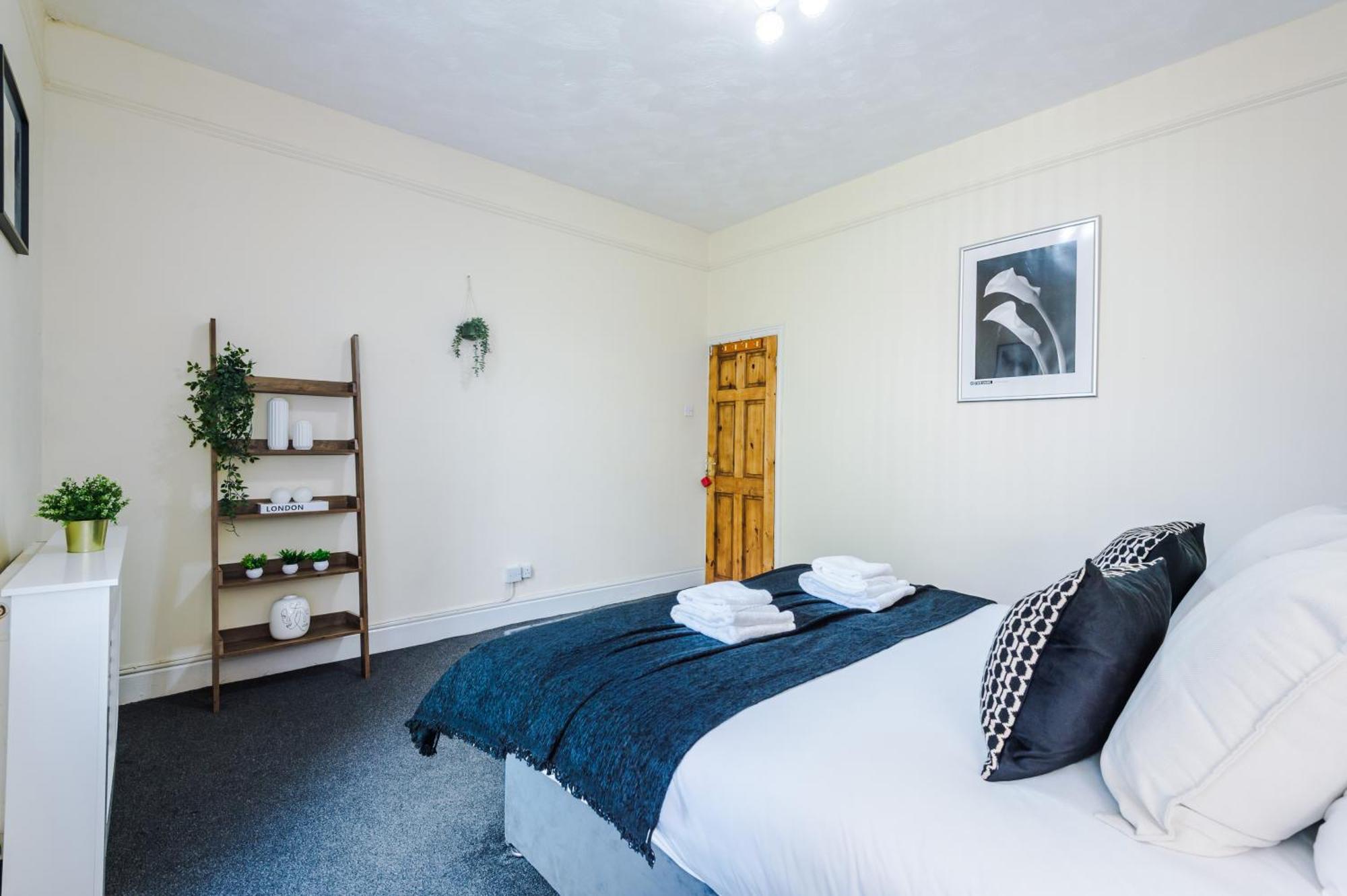 Cosy & Stylish 3-bedroom Near Etihad Stadium & Coop Live Arena, Perfect For 8 Guests * Manchester