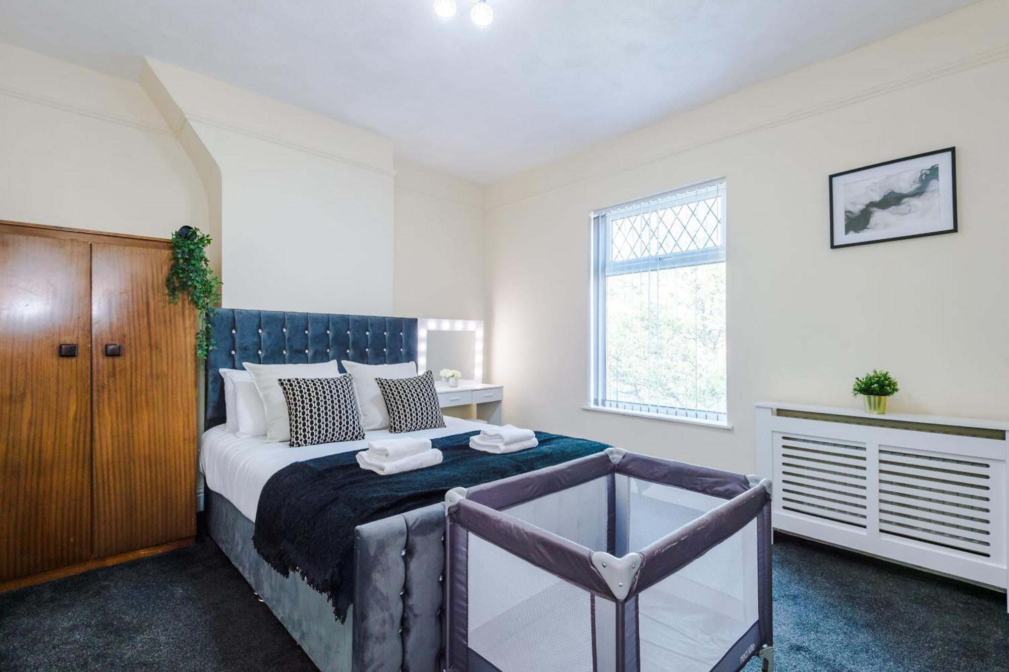 Holiday home Cosy & Stylish 3-bedroom Near Etihad Stadium & Coop Live Arena, Perfect For 8 Guests *