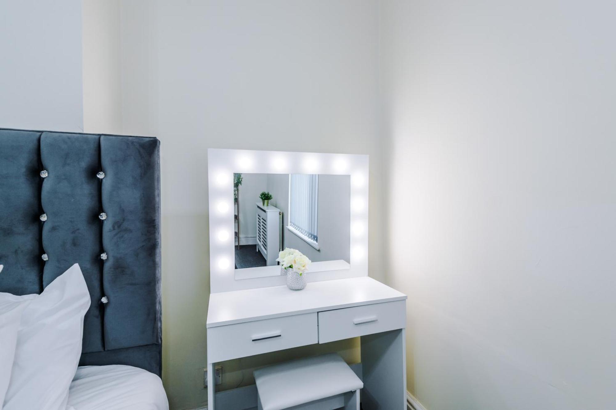 Cosy & Stylish 3-bedroom Near Etihad Stadium & Coop Live Arena, Perfect For 8 Guests Holiday home *