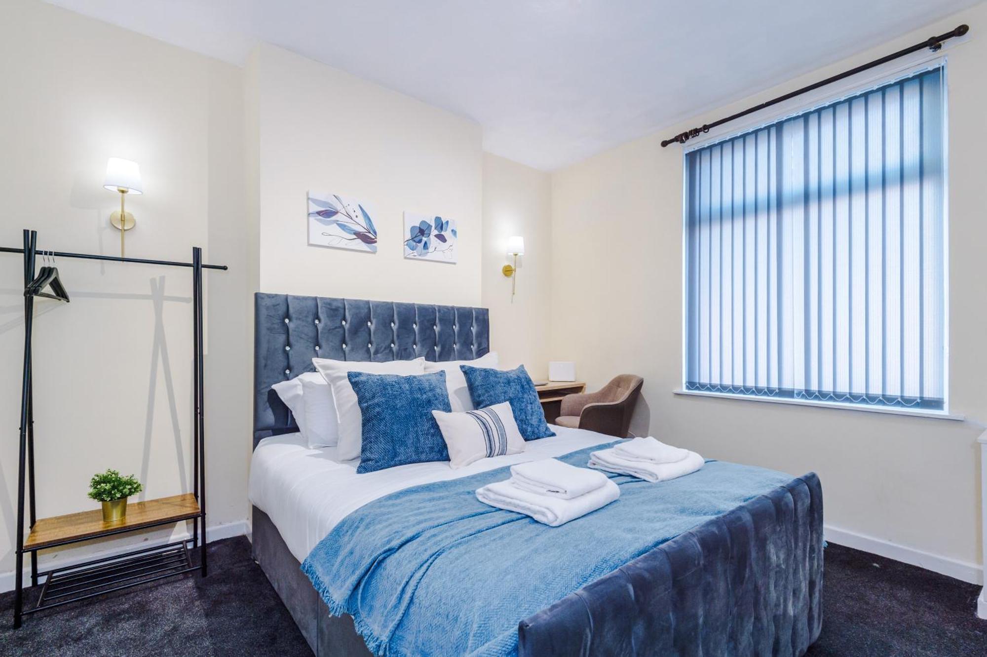 Holiday home Cosy & Stylish 3-bedroom Near Etihad Stadium & Coop Live Arena, Perfect For 8 Guests