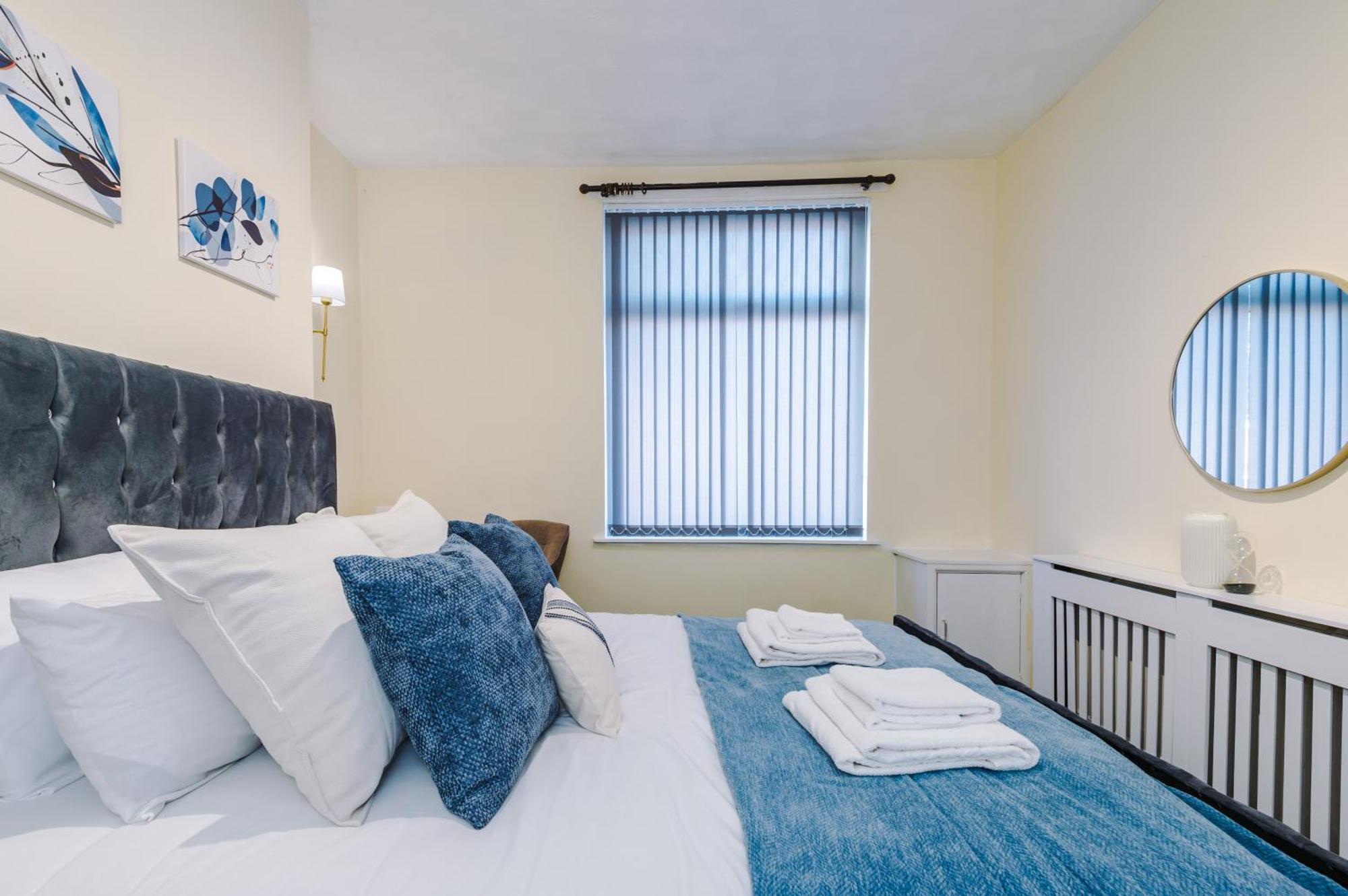 Cosy & Stylish 3-bedroom Near Etihad Stadium & Coop Live Arena, Perfect For 8 Guests *