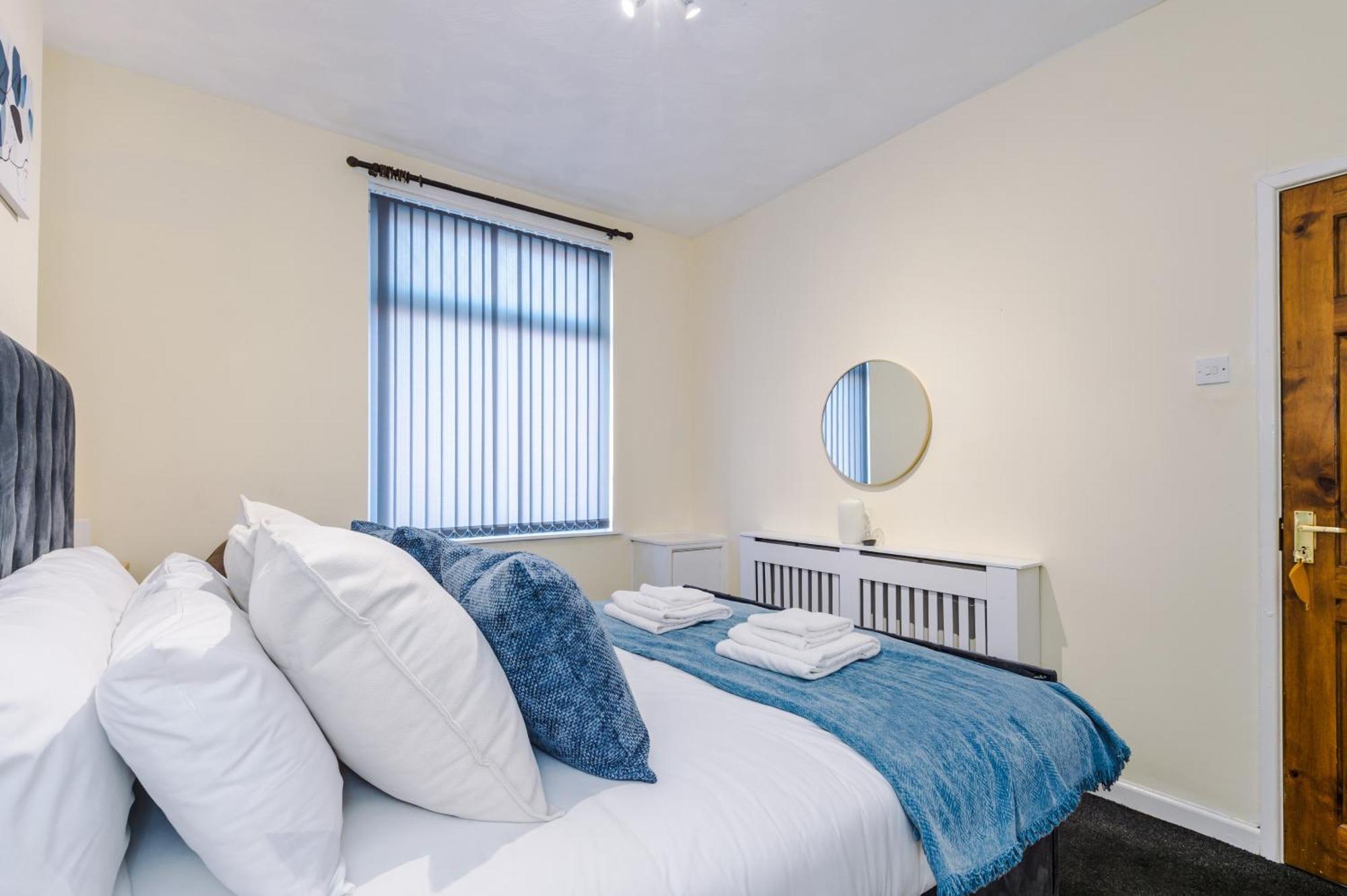Cosy & Stylish 3-bedroom Near Etihad Stadium & Coop Live Arena, Perfect For 8 Guests * Manchester
