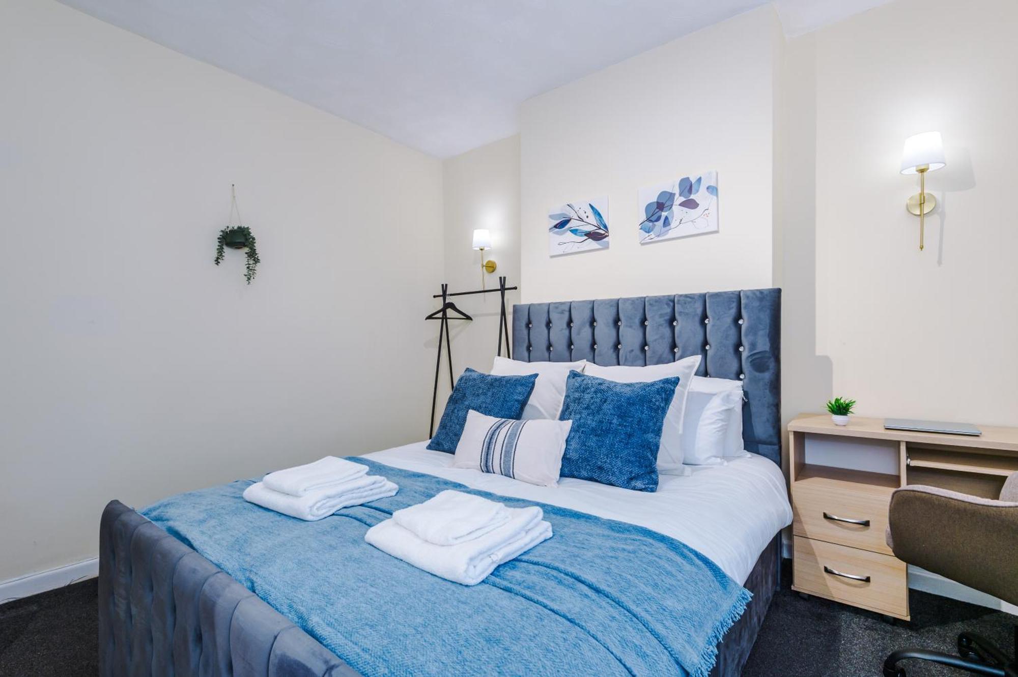 Cosy & Stylish 3-bedroom Near Etihad Stadium & Coop Live Arena, Perfect For 8 Guests * Manchester