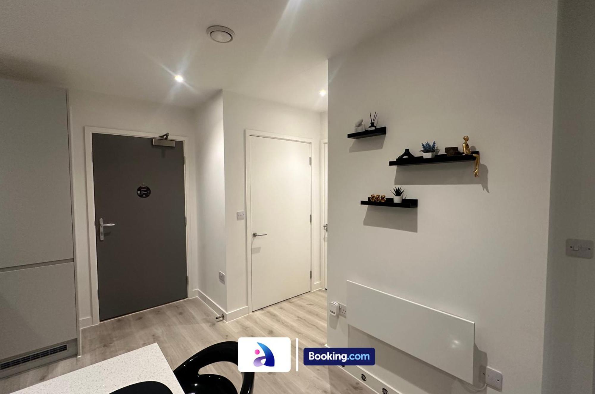 Spacious By Avalora Short Lets & Serviced Old Trafford With Free Wi-fi, Mcr Stadium, Sleeps 6
