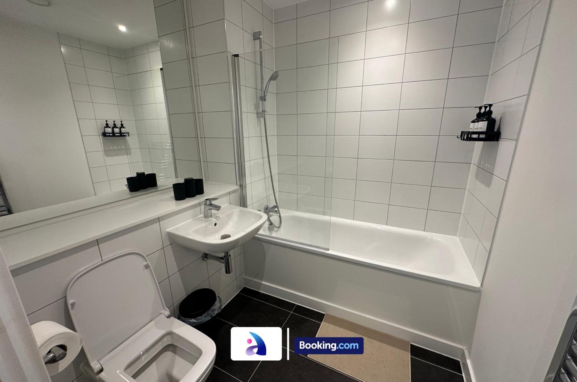 Spacious By Avalora Short Lets & Serviced Old Trafford With Free Wi-fi, Mcr Stadium, Sleeps 6 Apartment