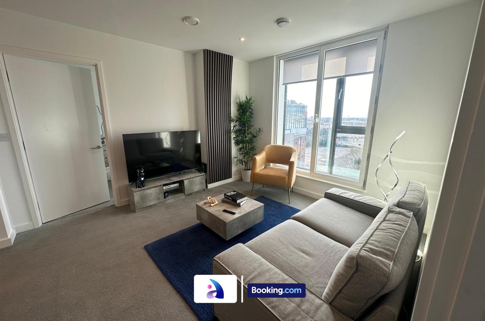 Spacious By Avalora Short Lets & Serviced Old Trafford With Free Wi-fi, Mcr Stadium, Sleeps 6 Manchester
