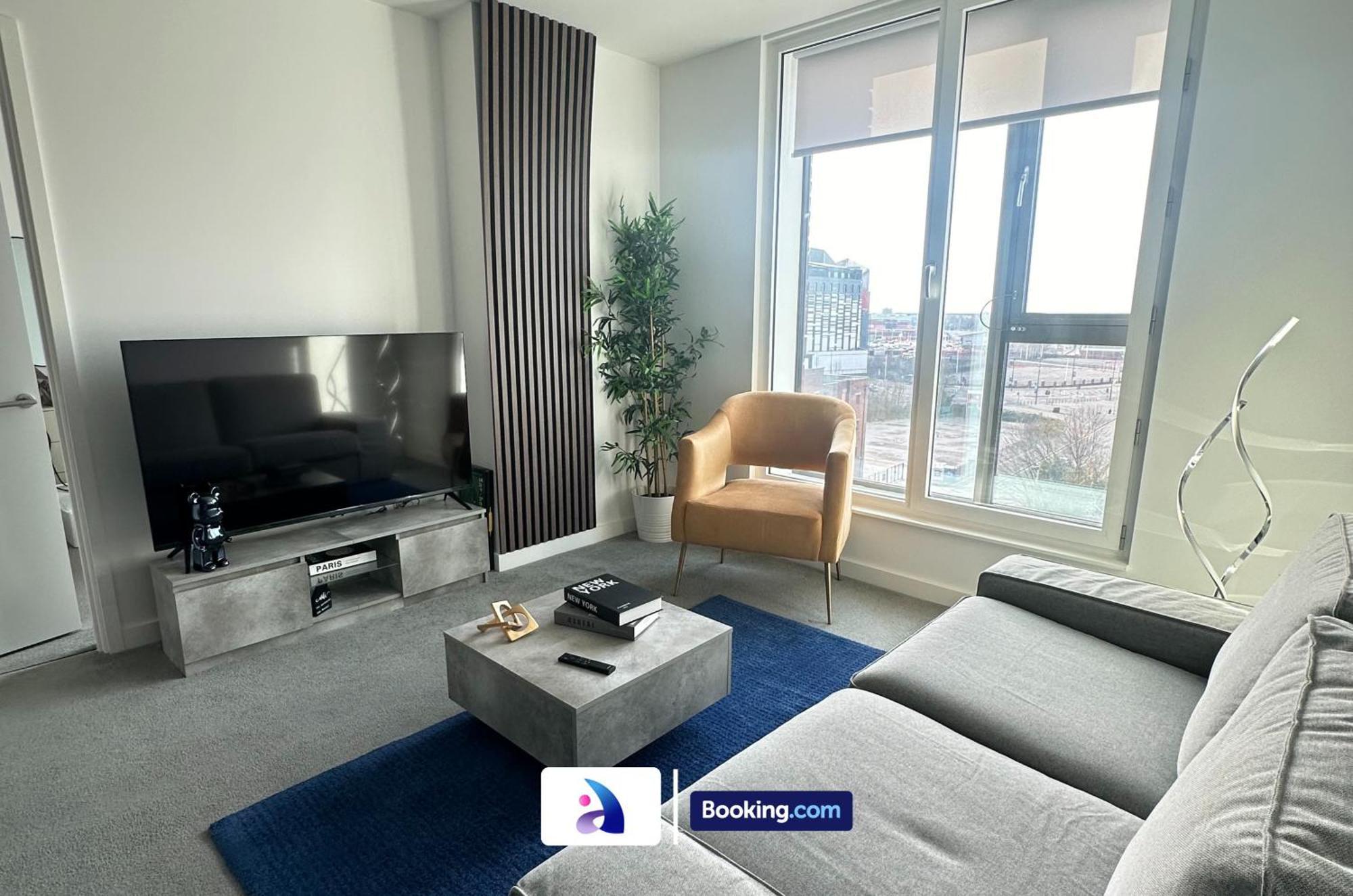 Spacious By Avalora Short Lets & Serviced Old Trafford With Free Wi-fi, Mcr Stadium, Sleeps 6 Apartment
