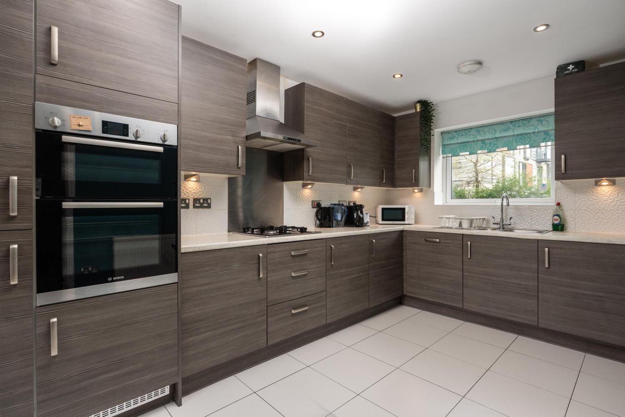 Holiday home Spacious 4bd 3bt - Etihad - Coop - Pool Table - Free Parking
