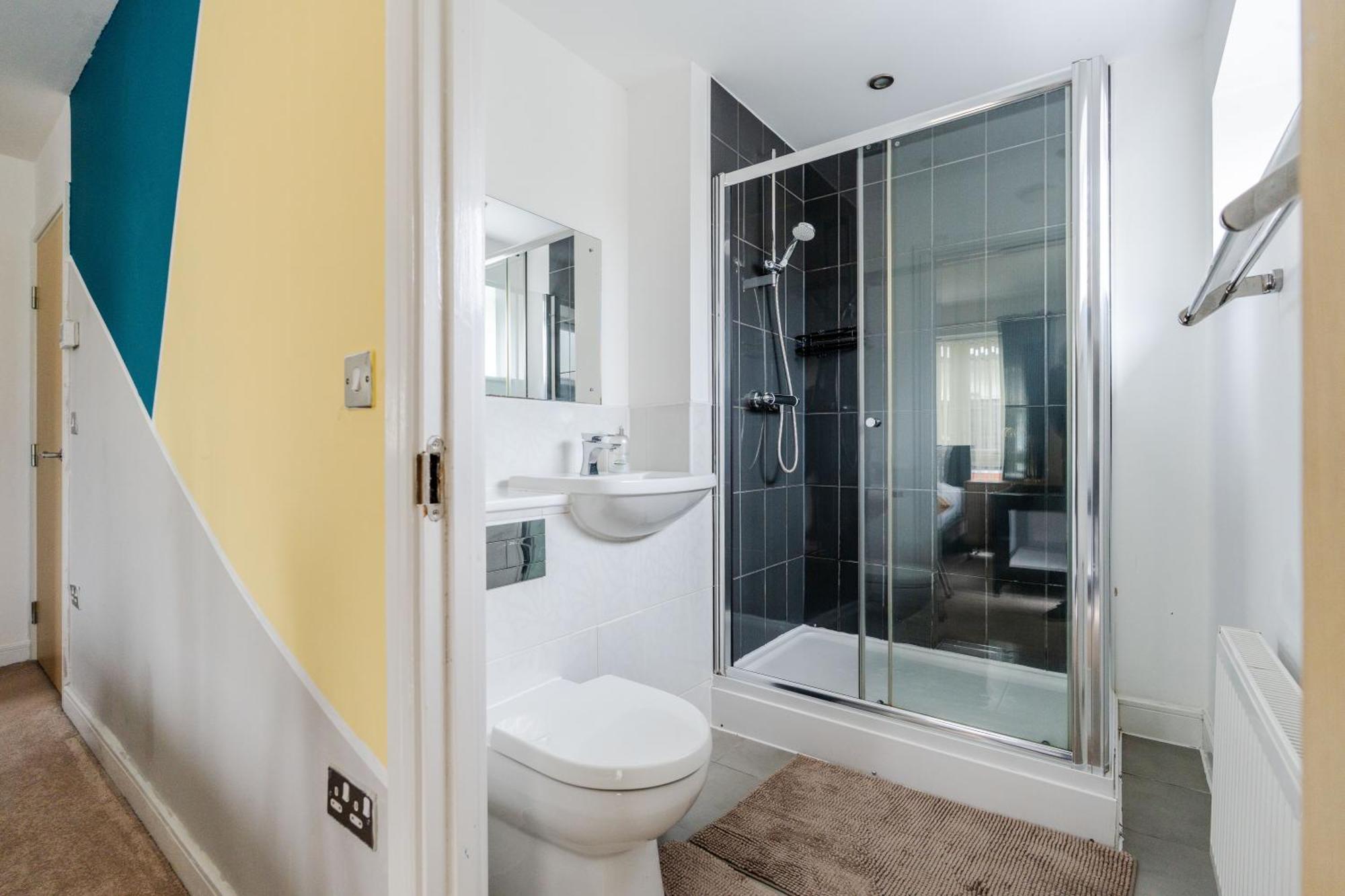 Holiday home Spacious 4bd 3bt - Etihad - Coop - Pool Table - Free Parking *