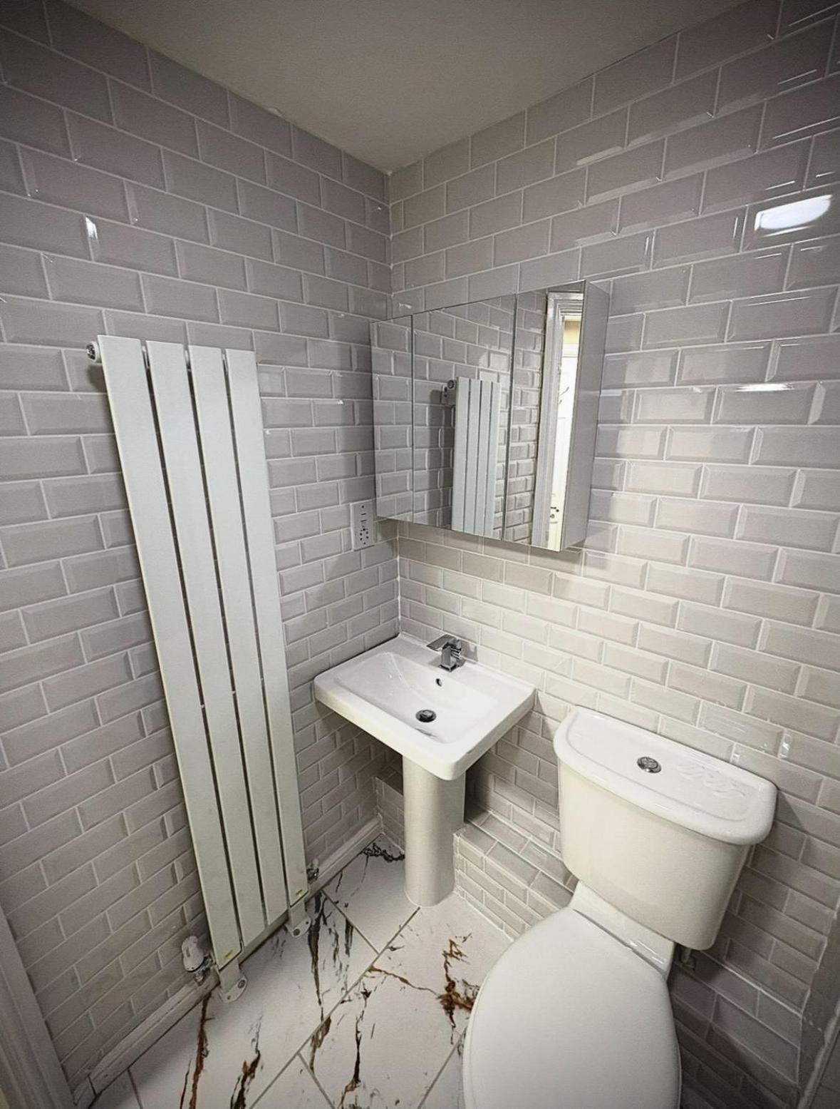 The Free Parking And Plenty Coffee Supplied Apartment! Manchester