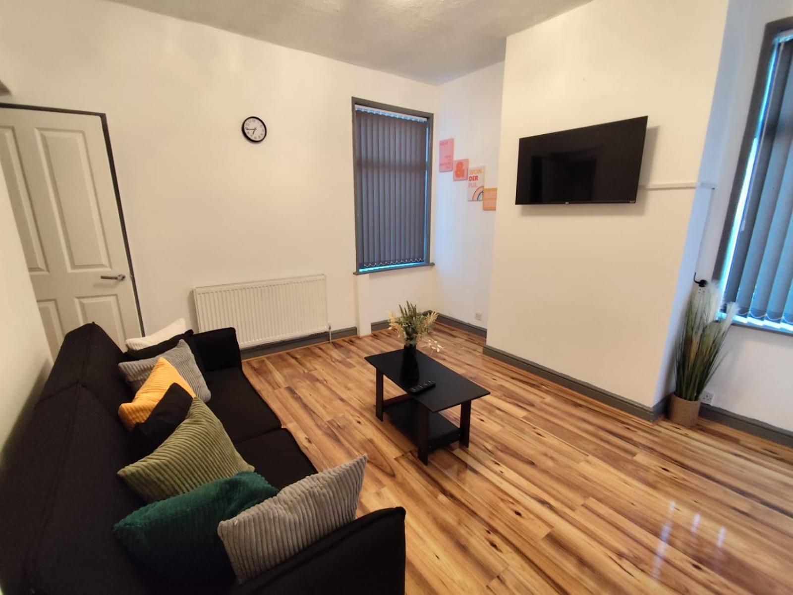Double-bedroom In The Heart Of Harpurhey Perfect For Short Guest house *