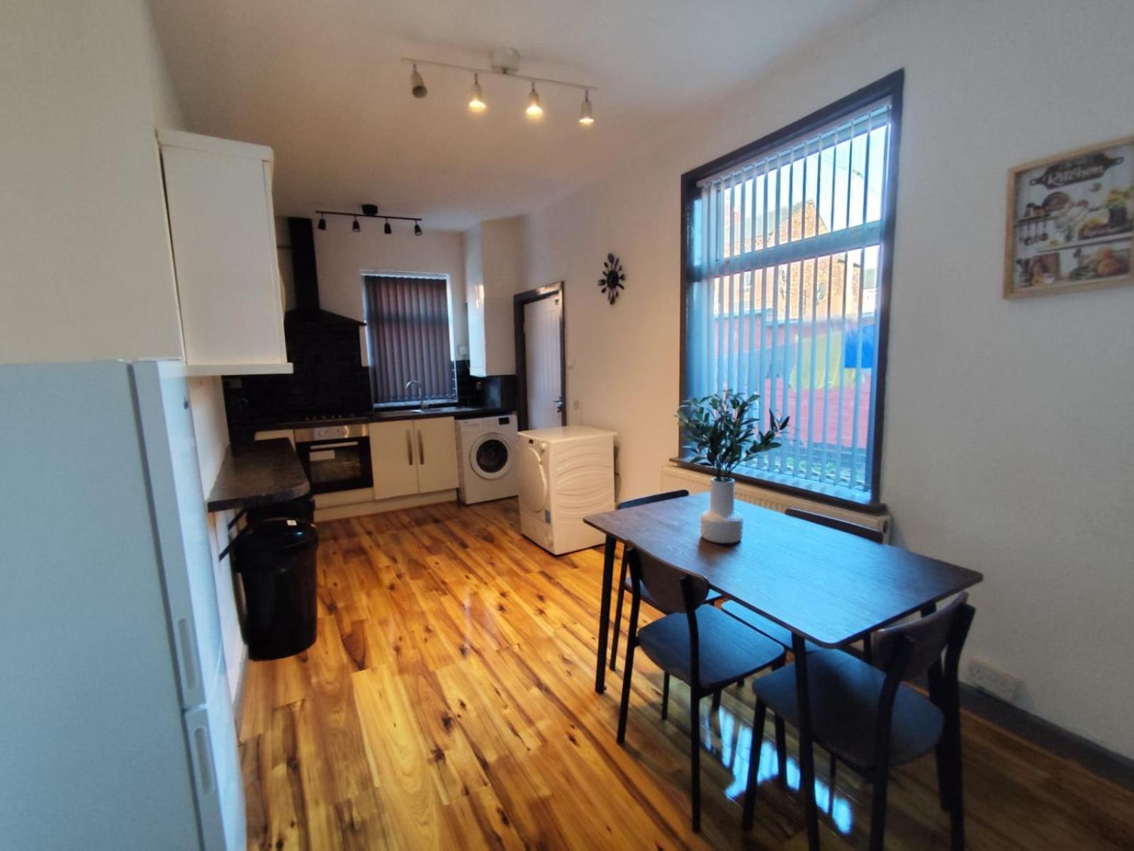 Double-bedroom In The Heart Of Harpurhey Perfect For Short Manchester