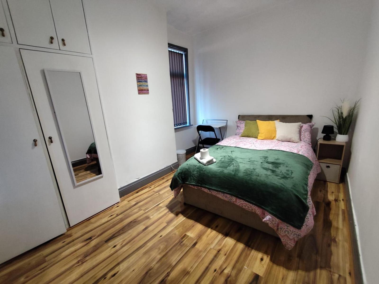 Double-bedroom In The Heart Of Harpurhey Perfect For Short Guest house *