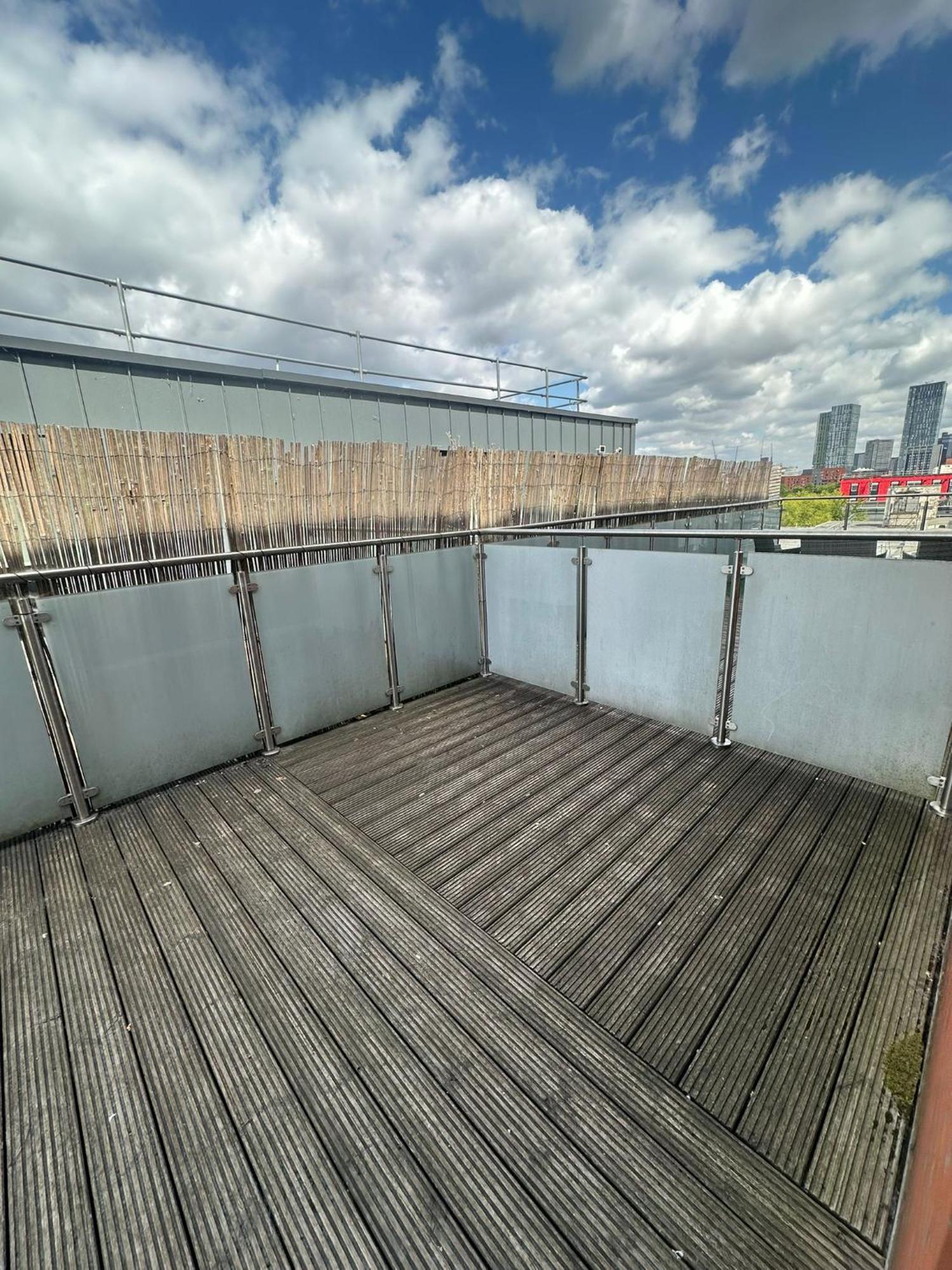 Beehosting Adelphi Wharf