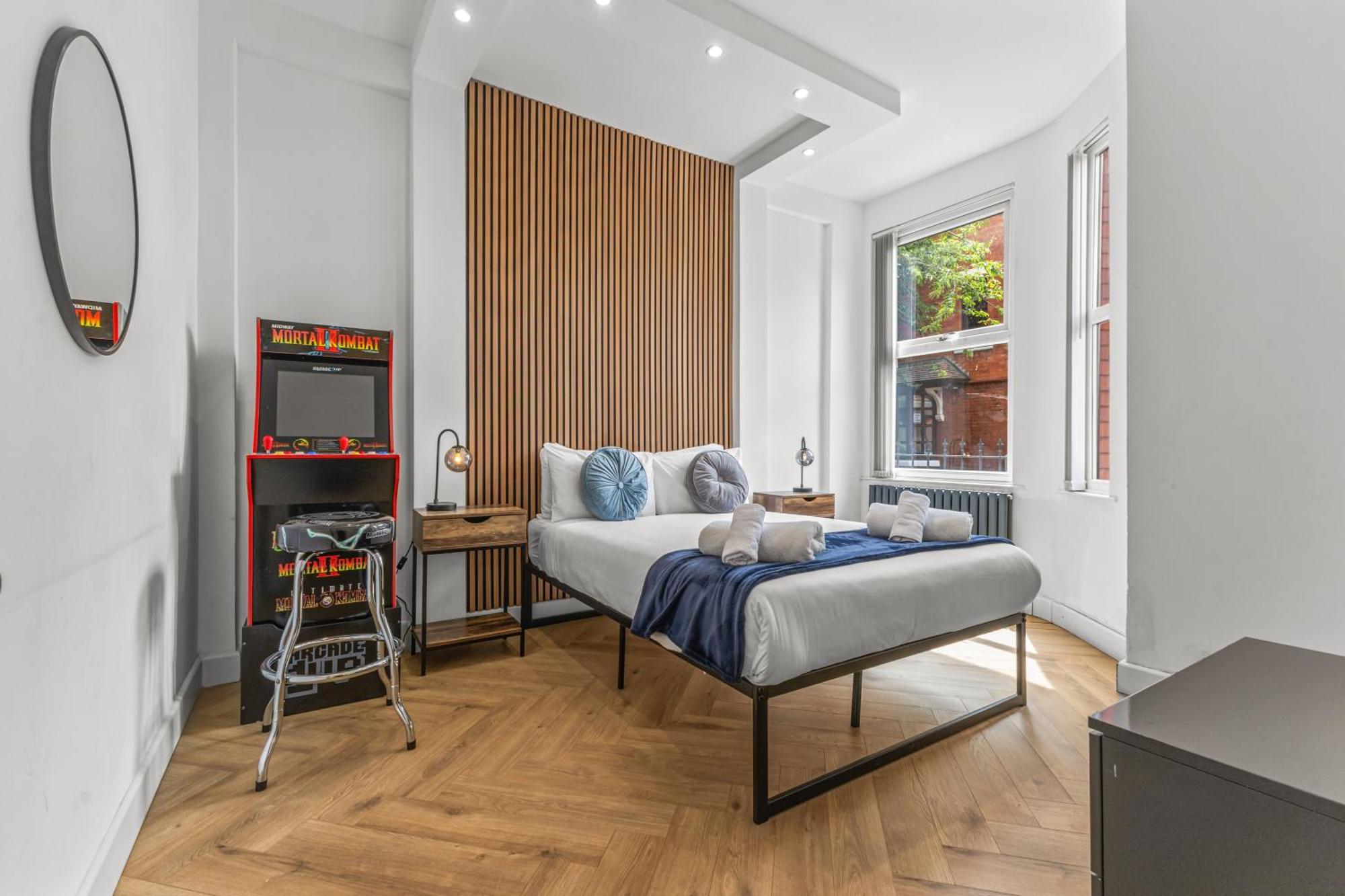 Modern Centre Townhouse Sleeps 10 & Parking Holiday home *