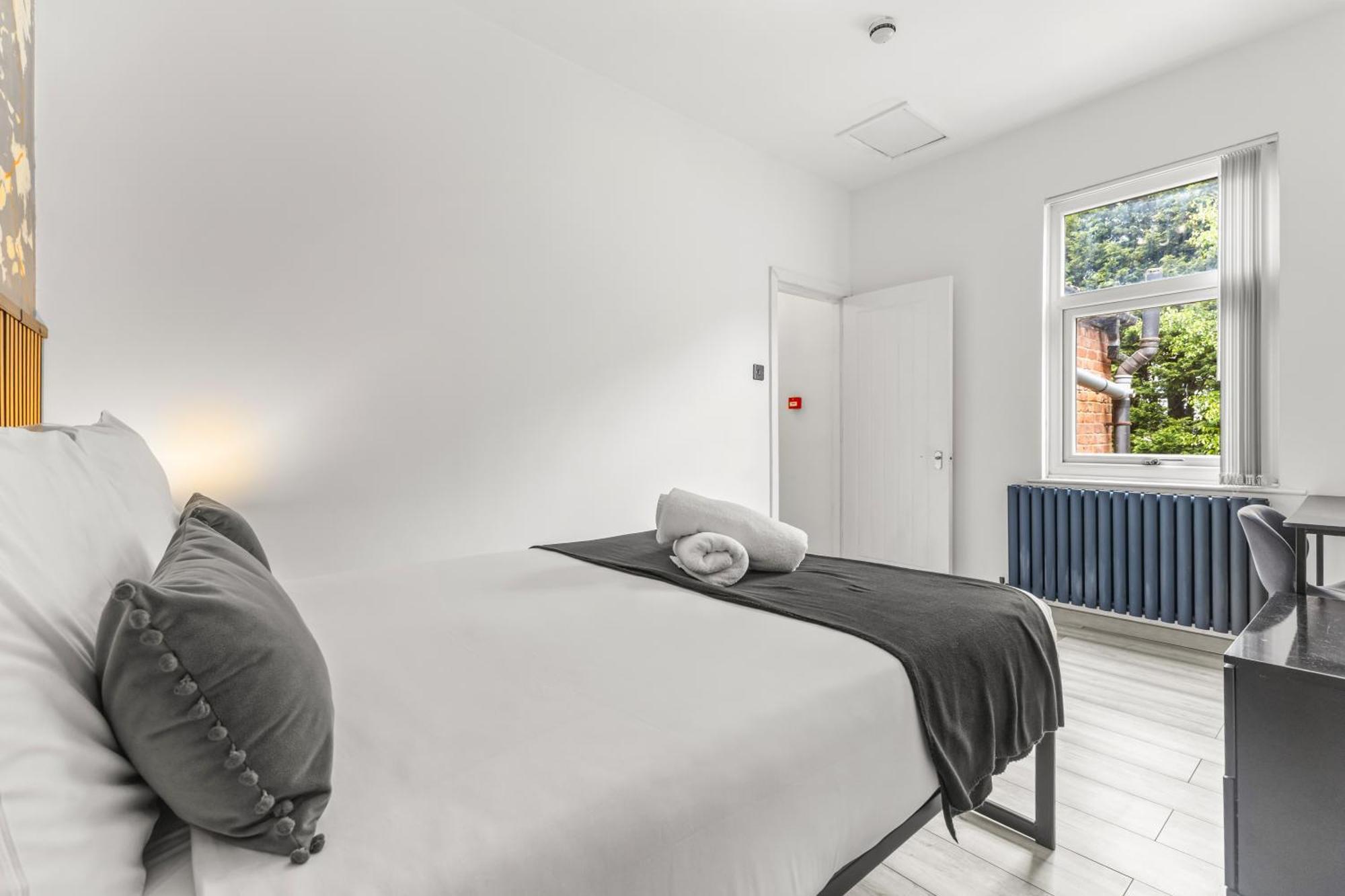 Modern Centre Townhouse Sleeps 10 & Parking *