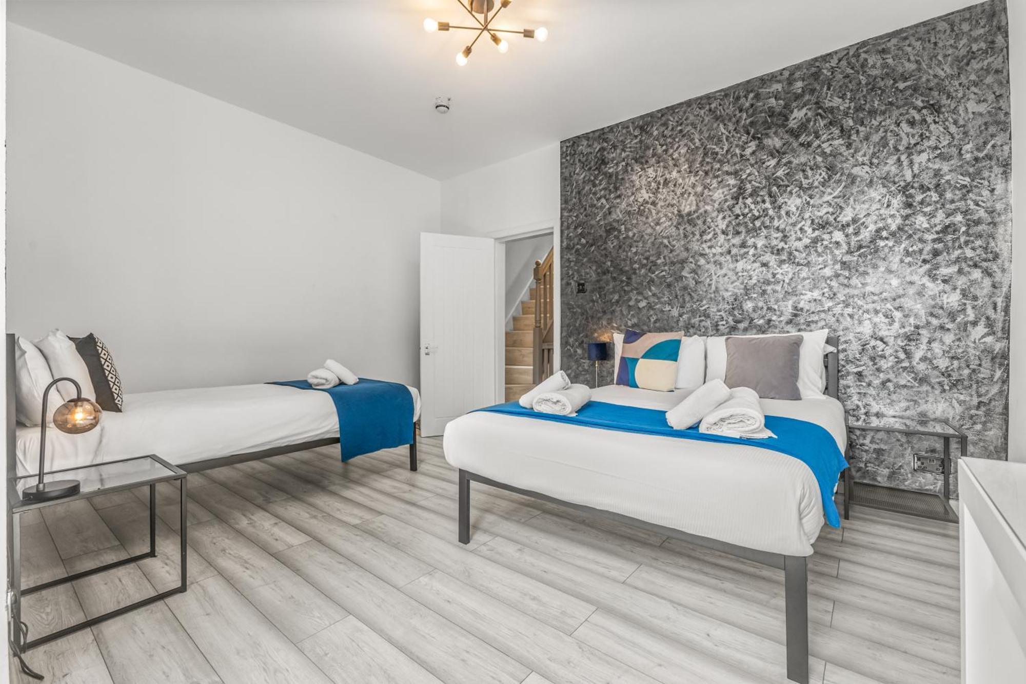 Modern Centre Townhouse Sleeps 10 & Parking Manchester