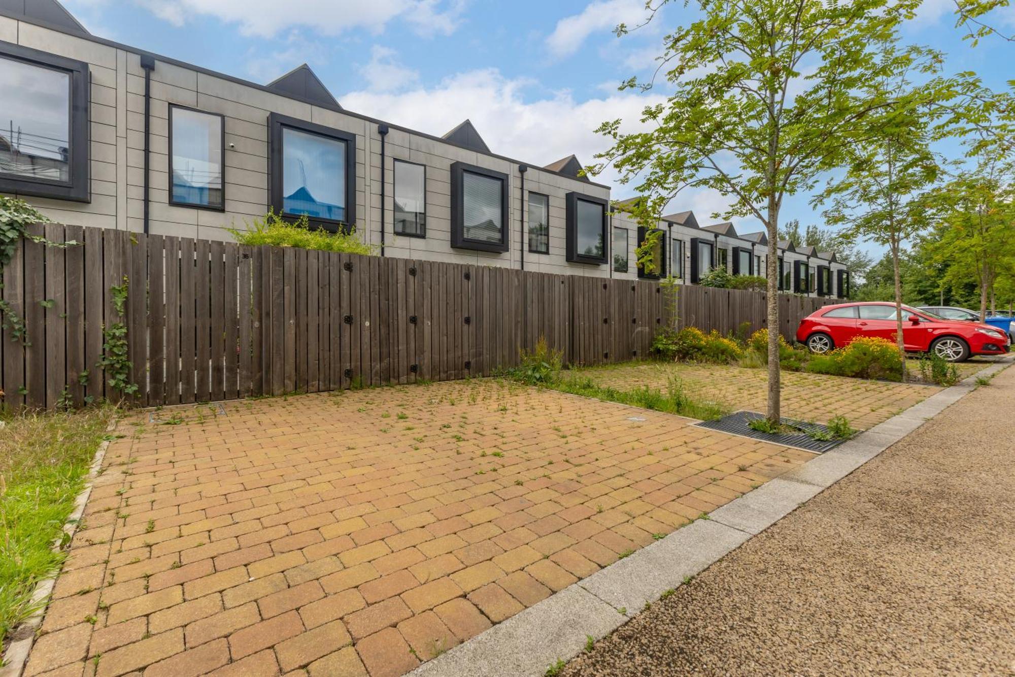 Large Townhouse 5 Beds With Two Parking Spaces - Centre Apartment