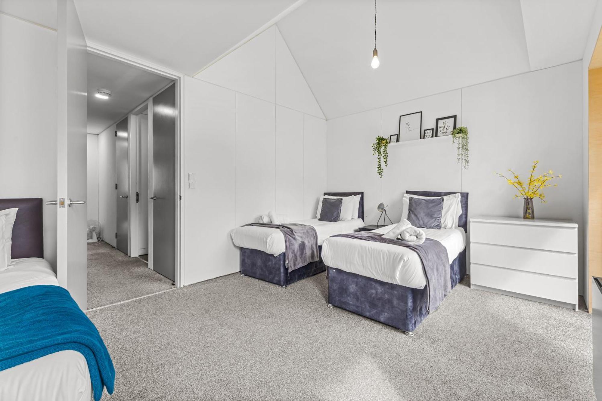 Large Townhouse 5 Beds With Two Parking Spaces - Centre Apartment *