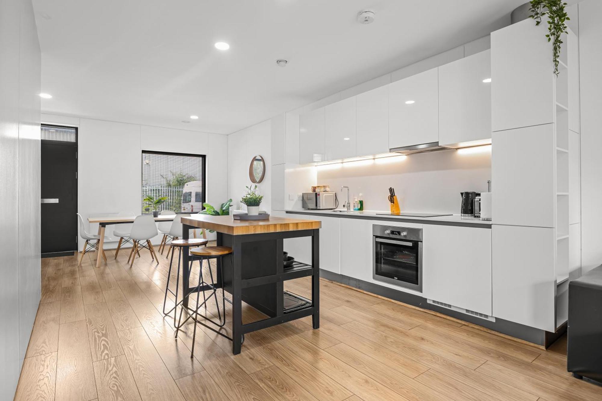 Large Townhouse 5 Beds With Two Parking Spaces - Centre Apartment