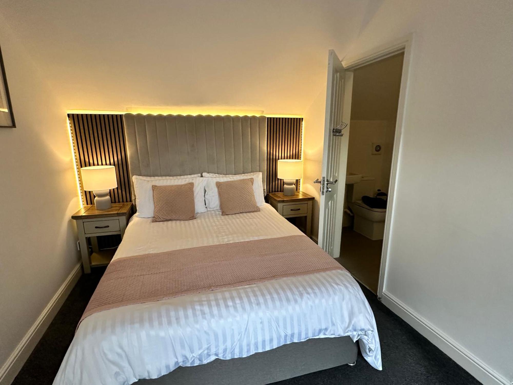 Apartment Stylish 4Br Townhouse On Stretford Marina - Waterside Stay In M32 *