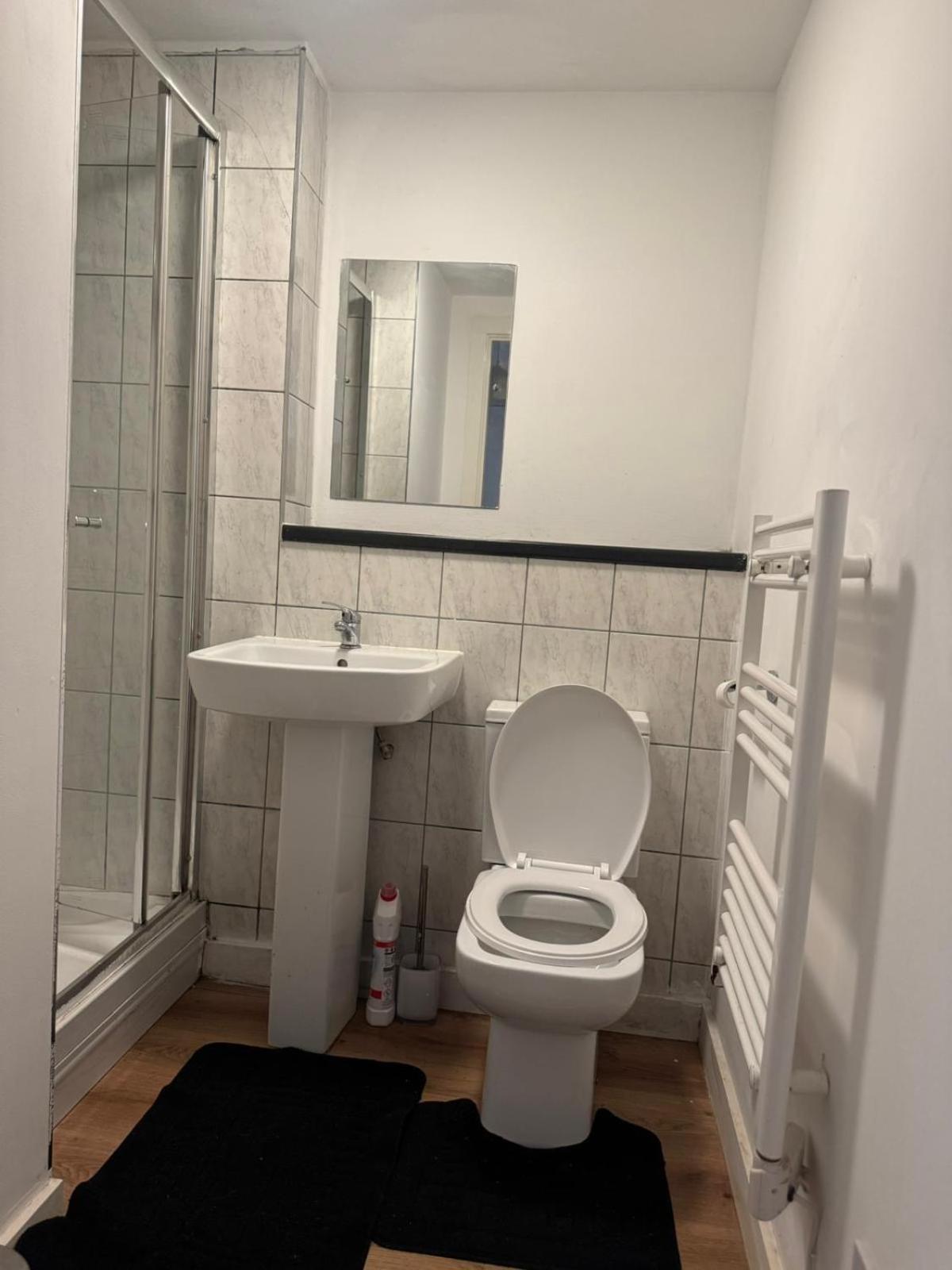 Small And Cozy Getaway Apartment Manchester