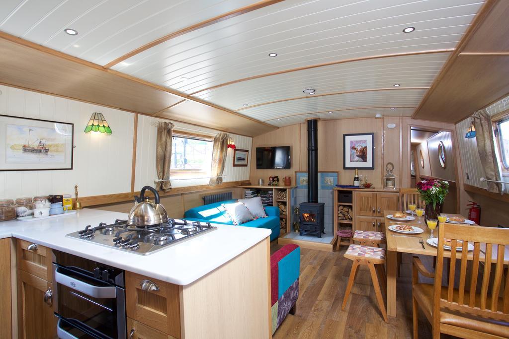 Botel Castlerose Boat *