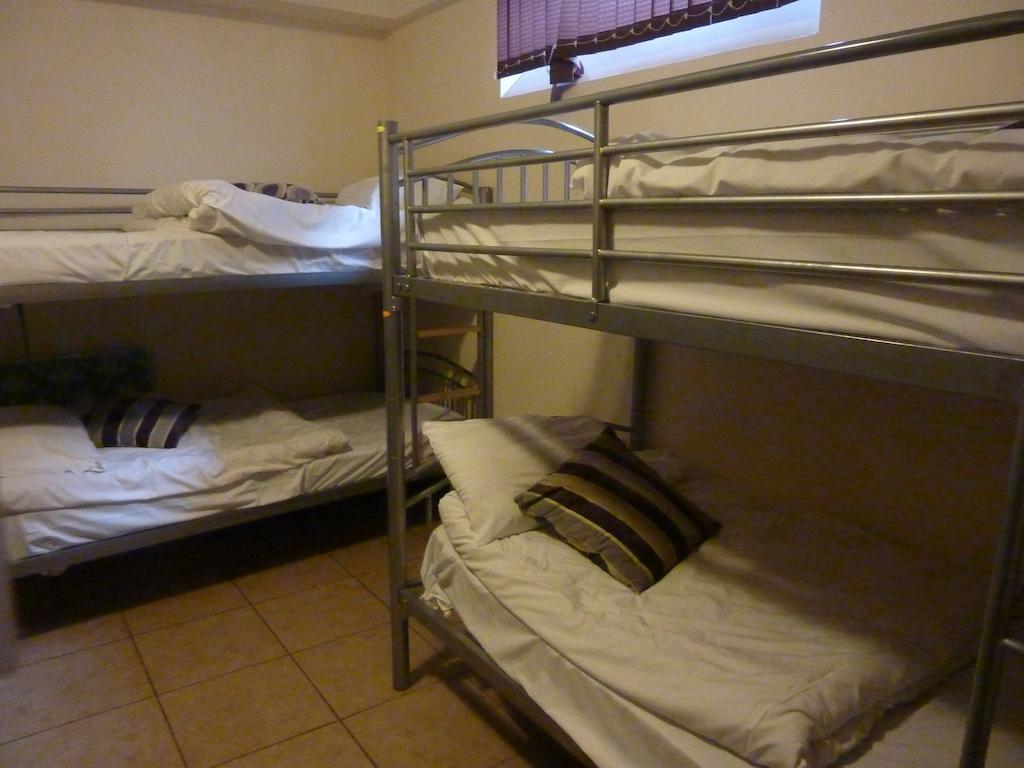 Hostel Ashton House *