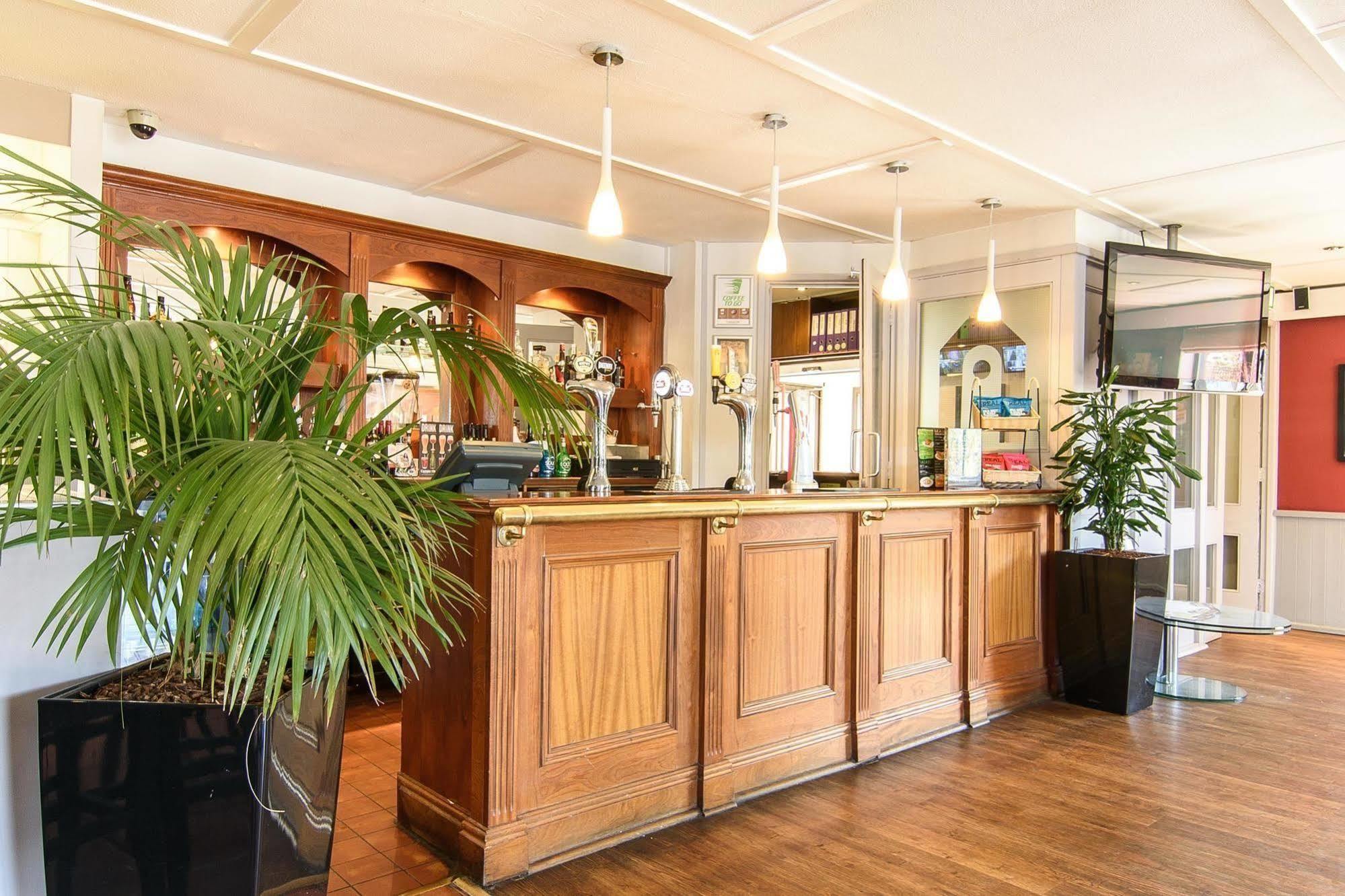 Hotel Campanile Manchester 2*