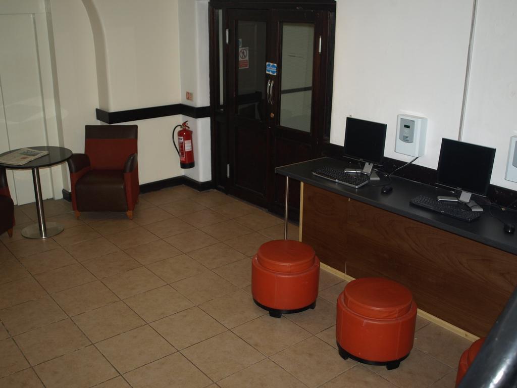 Hostel Ashton House