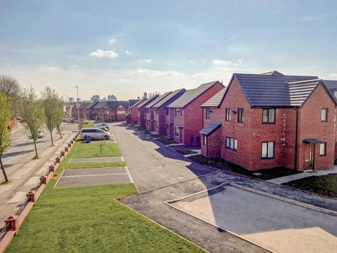 Newly Built, Splendid House For 5 In Manchester! *