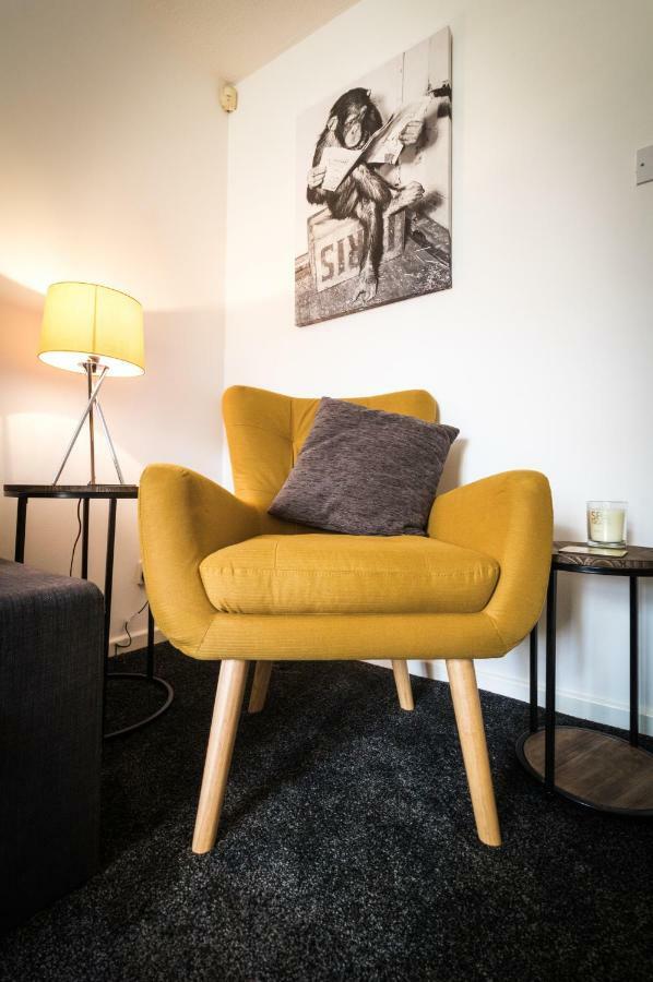 Ideal Next To Queens Park, Holiday home *