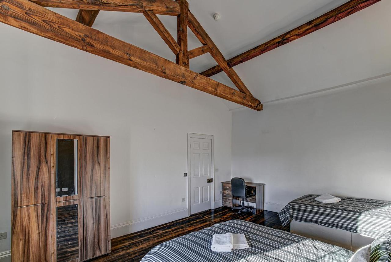 Manchesters Ultimate House - Hot Tub - Sleeps 23! Holiday home *