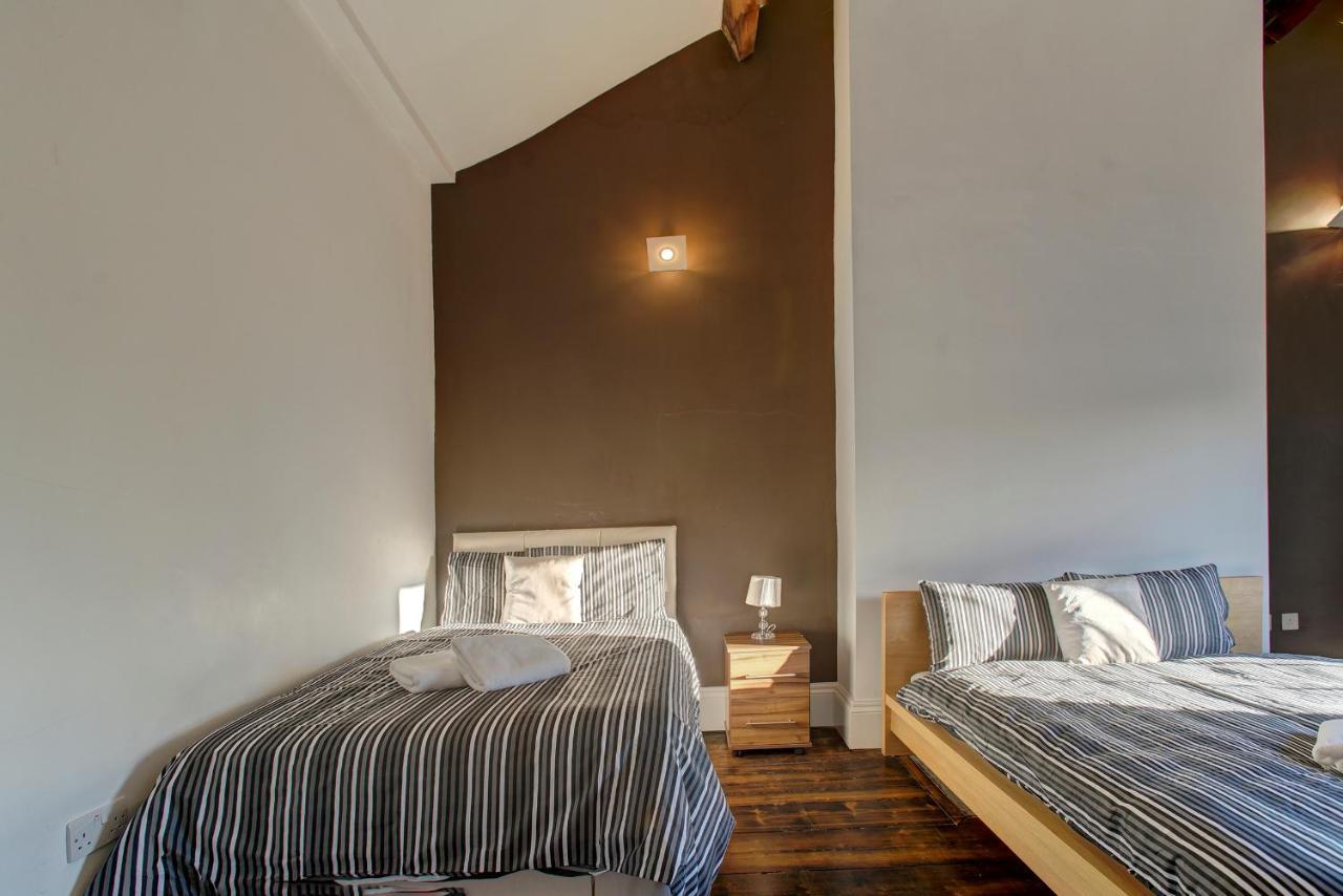 Manchesters Ultimate House - Hot Tub - Sleeps 23! * Manchester