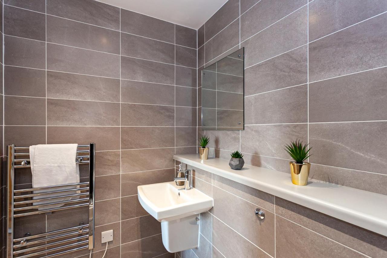 X1 Media City 3 Bedroomed Free Wifi & Free Parking Apartment Manchester