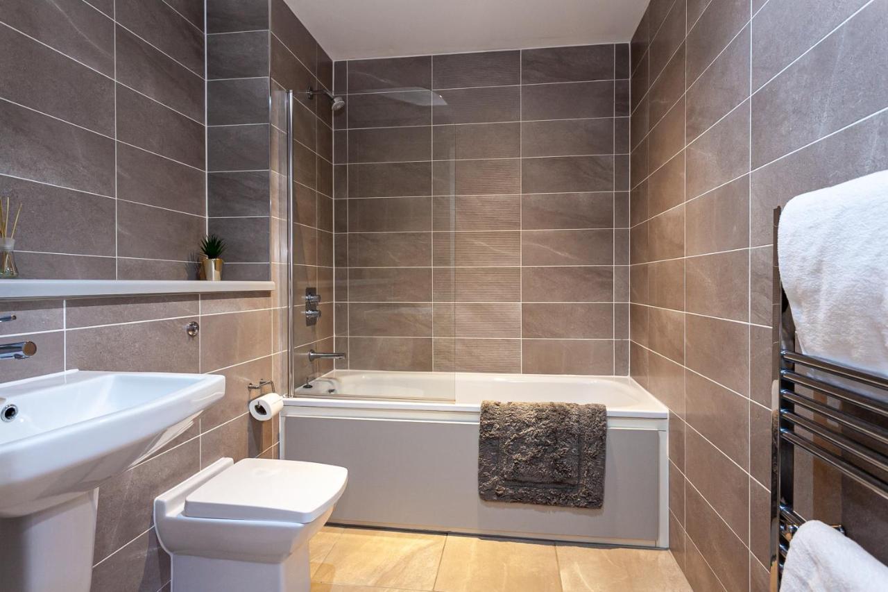 Apartment X1 Media City 3 Bedroomed Free Wifi & Free Parking