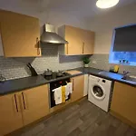 Whole House - Fast Wifi & Free Parking - Contractor Friendly By Irwell Stays