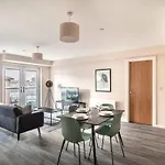 Modern & Stylish 2 Bed Apartment In Manchester