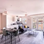 Modern & Stylish 2 Bed Apartment In Manchester