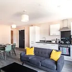 Modern & Stylish 2 Bed Apartment In Manchester