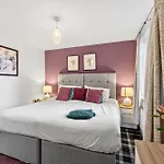 Designer Apartment - Great Location!