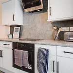 Brimmond Homes - Nr To Univ, Hospitals, O2 Apollo, Plab & 7 Mins To City Centre - Stylish, Modern & Secure 2 Bed, 2 Bath Apt With Allocated Free Parking