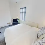 Elegant 2 Bed House Near City Centre